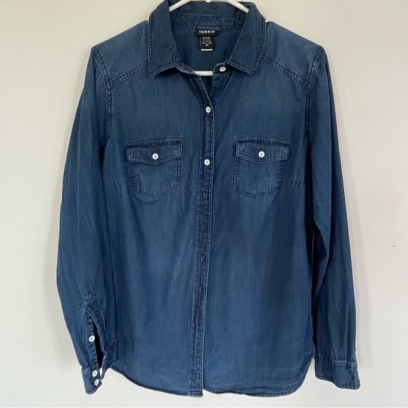 Torrid Taylor Medium Wash Denim Button-Down Shirt in 00 (Medium/Large Size 10) - Picture 8 of 16